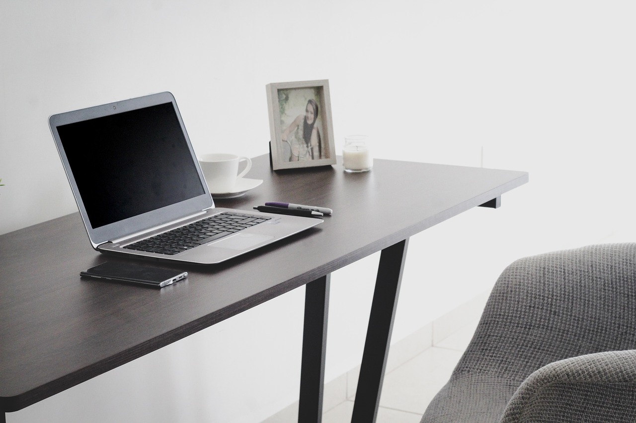 entdecken sie die vorteile und herausforderungen von remote work. erfahren sie, wie sie produktiv von zu hause aus arbeiten und ihr gleichgewicht zwischen beruf und privatleben verbessern können.
